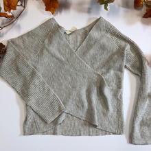 Load image into Gallery viewer, Aerie Sweater Size Medium

