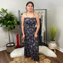 Load image into Gallery viewer, Maxi Dress Size Medium
